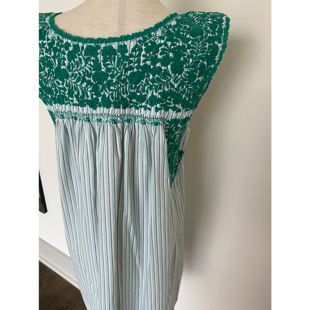 Embroidered dress - Picture 16 of 17